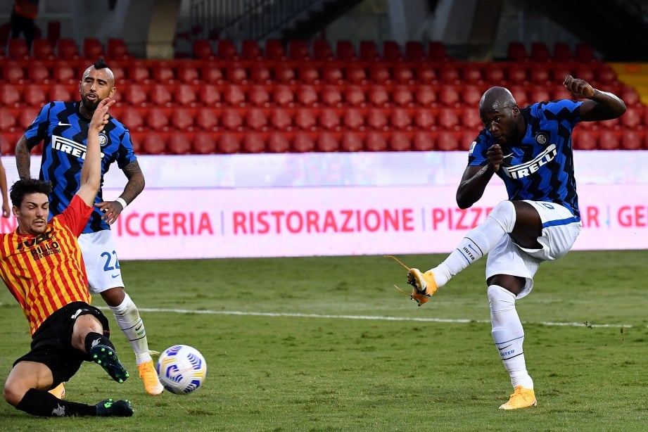 AKSI Lukaku (kanan) menjaringkan gol kedua Inter. FOTO AFP 