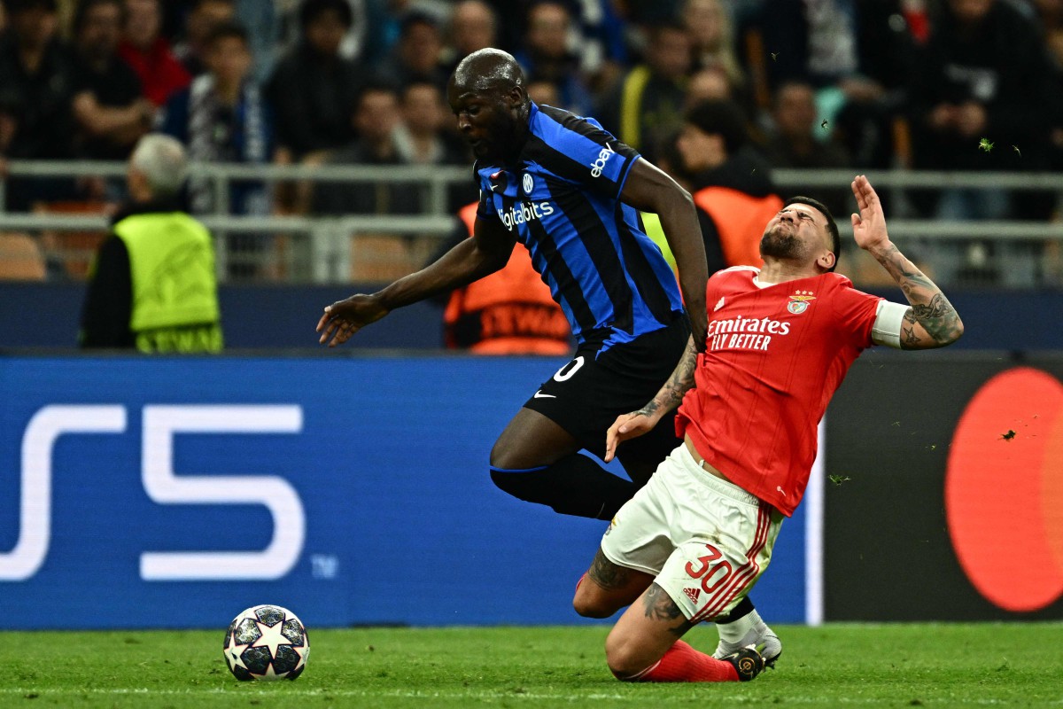 ROMELU Lukaku (kiri) ketika beraksi bersama Inter Milan. FOTO AFP