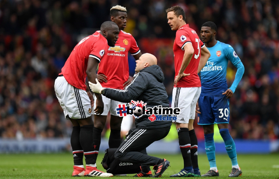 ROMELU Lukaku (kiri) diberi rawatan awal sebelum dikeluarkan pada perlawanan Liga Perdana Inggeris menentang Arsenal di Old Trafford yang berkesudahan Manchester United menang 2-1, semalam. FOTO AFP