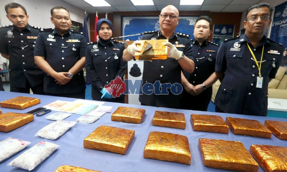 LUKAS (tiga dari kanan) menunjukkan dadah jenis ganja yang dirampas daripada suspek pada sidang media di IPK Johor, hari ini. FOTO Hairul Anuar Rahim 