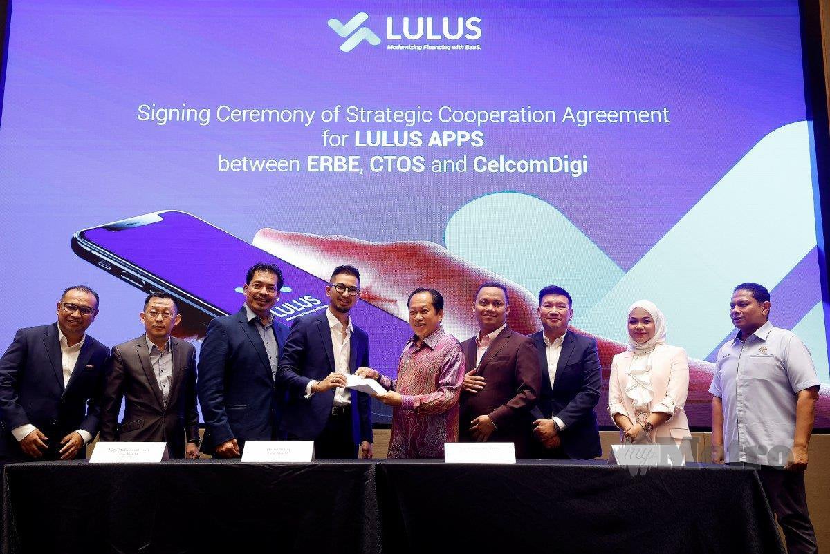 AHMAD  (tengah)   pada Majlis Menandatangani Memorandum Perjanjian Aplikasi Lulus antara Erbe, CTOS dan CelcomDigi di  Shah Alam. 