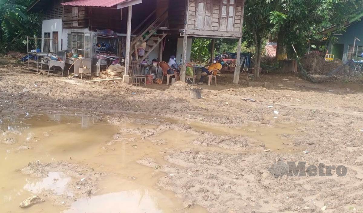 KEADAAN di perkarangam rumah penduduk yang terjejas akibat tragedi kepala air di Kampung Seberang Pekan Yan. Foto Noorazura Abdul Rahman