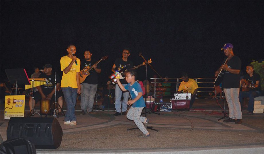 PERSEMBAHAN nyanyian anak tempatan menambahkan hiburan malam di Jeti Lumut.