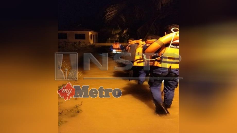 ANGGOTA APM melakukan pemantauan bagi membantu mangsa banjir di Lunas, Kulim, malam semalam. FOTO Ihsan APM Kulim/Bandar Baharu