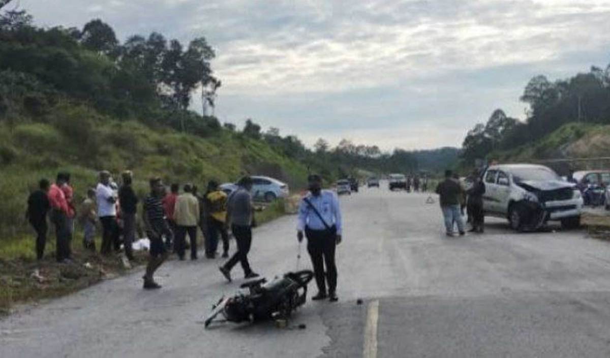 ANGGOTA Wataniah meninggal dunia selepas selepas motosikal ditunggang bertembung dengan pacuan empat roda di Kilometer 16, Jalan Bau-Lundu. FOTO Ihsan PDRM