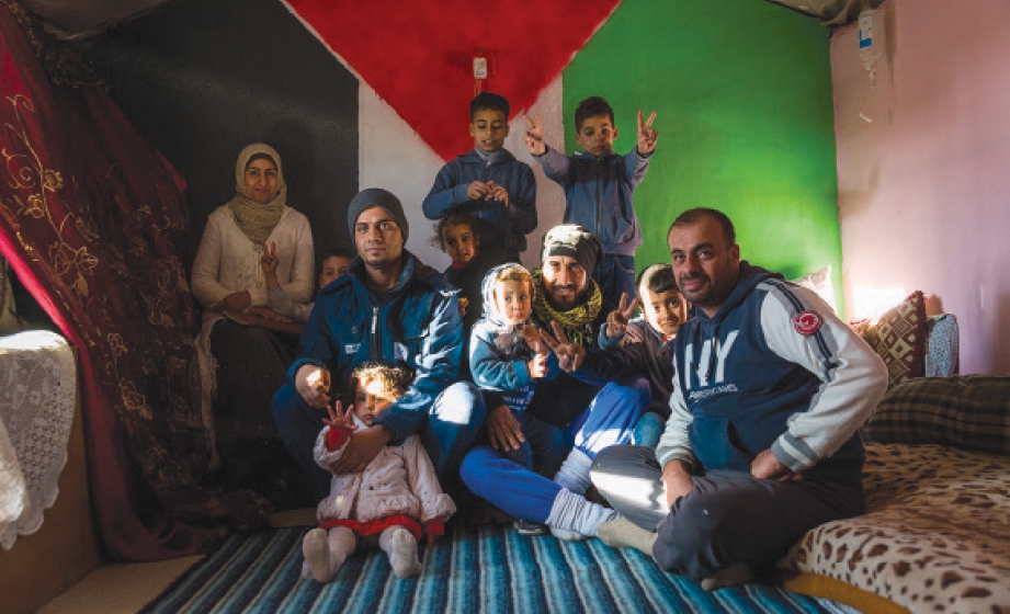YAHIA bersama keluarganya bergambar berlatarbelakangkan bendera Palestin.