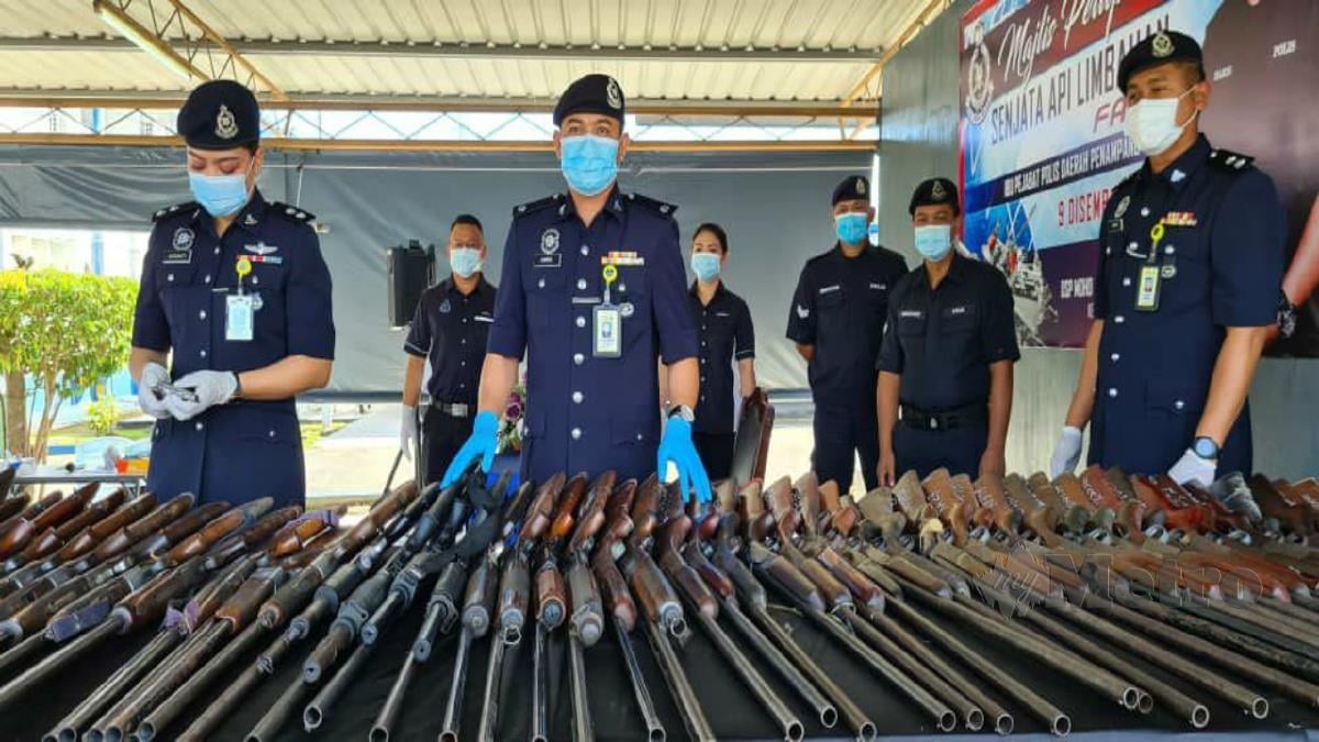 DEPUTI Superintendan Mohd Haris Ibrahim bersama senjata api yang akan dilupuskan selepas tidak dituntut oleh pemiliknya. FOTO JUWAN RIDUAN