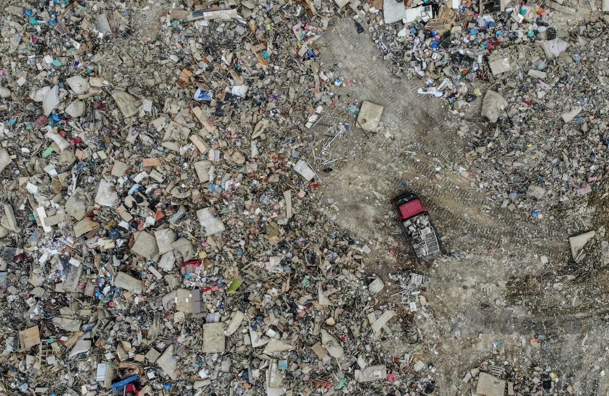 Pemandangan udara tempat pelupusan sampah sementara bagi sampah pukal selepas terbiar hampir seminggu di Taman Sri Nanding ketika tinjauan pasca banjir di Hulu Langat. FOTO AIZUDDIN SAAD
