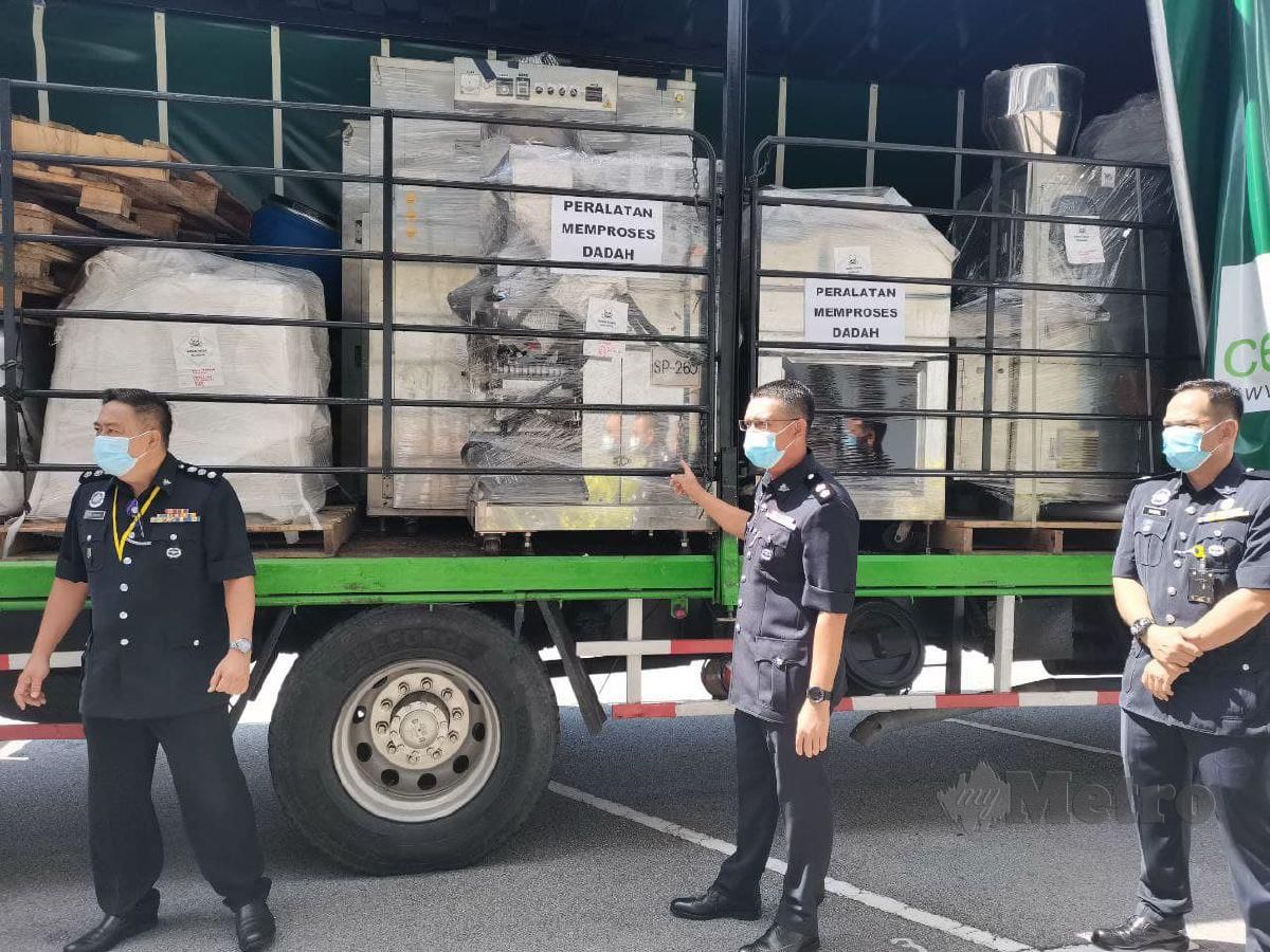 Mohd Faisal menunjukkan barang kes rampasan kesalahan dadah yang akan dilupuskan di Ibu Pejabat Kontinjen (IPK) Negeri Sembilan, di sini, hari ini. FOTO AHMAD HASBI