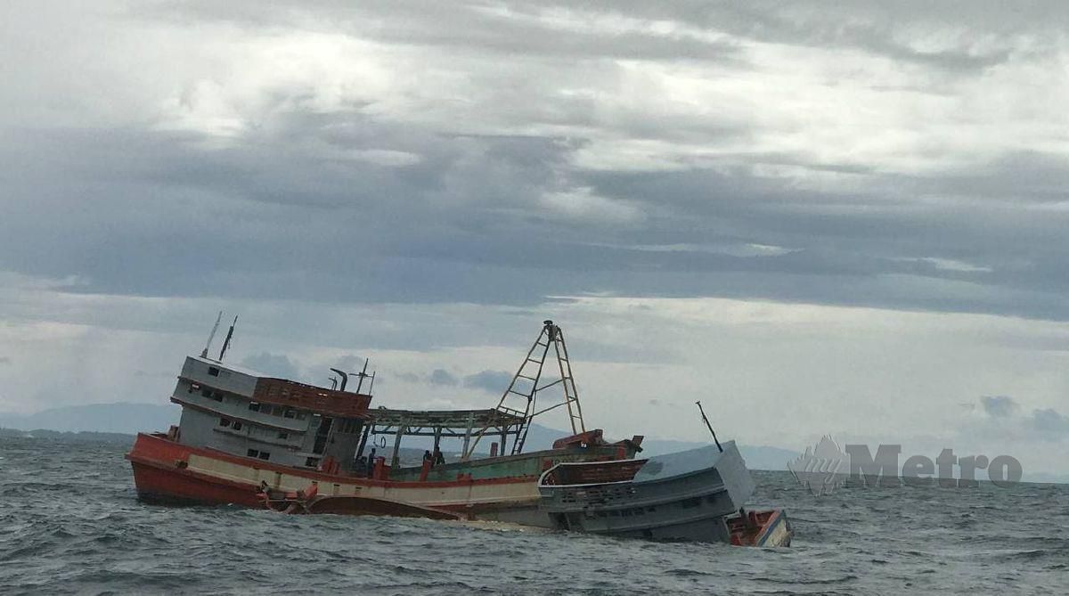 Bot nelayan Vietnam yang dilucutkan hak oleh mahkamah ditenggelamkan sebagai tukun tiruan di Pantai Sabak Pengkalan Chepa. FOTO HAZIRA AHMAD ZAIDI