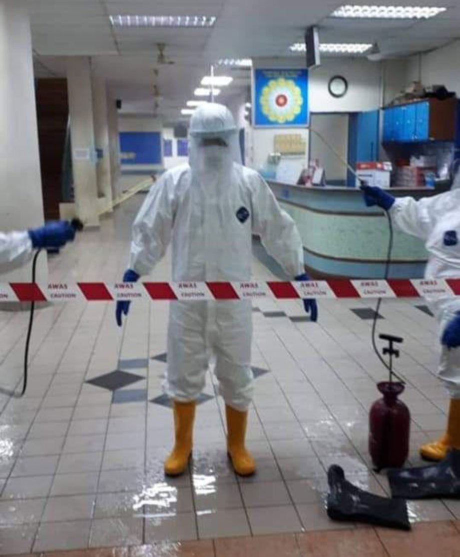 GAMBAR tular menunjukkan kakitangan sedang membersihkan sekitar di Klinik Luyang, Kota Kinabalu.