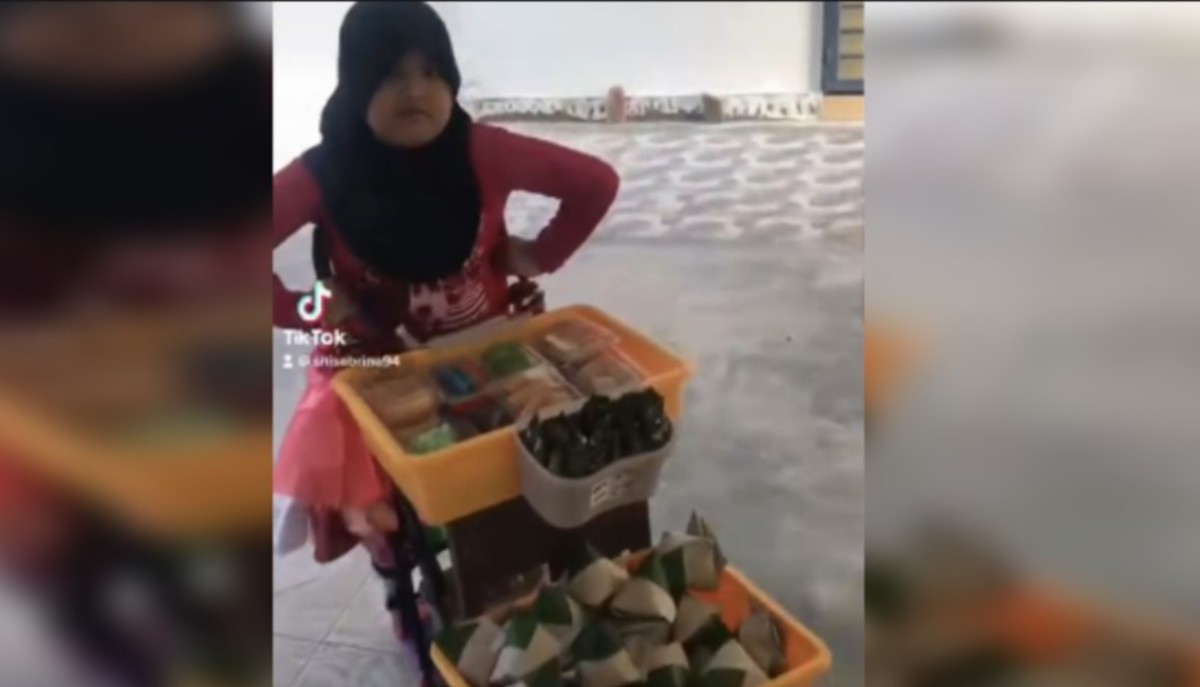 NURRAIHAH Insyirah menjual kuih dan nasi lemak dengan menolak troli bertingkat dari rumah ke rumah. FOTO Siti Sabrina.