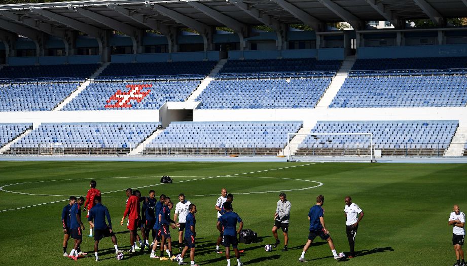 PEMAIN Lyon menjalani latihan di Stadium Restelo, Lisbon semalam. FOTO AFP 