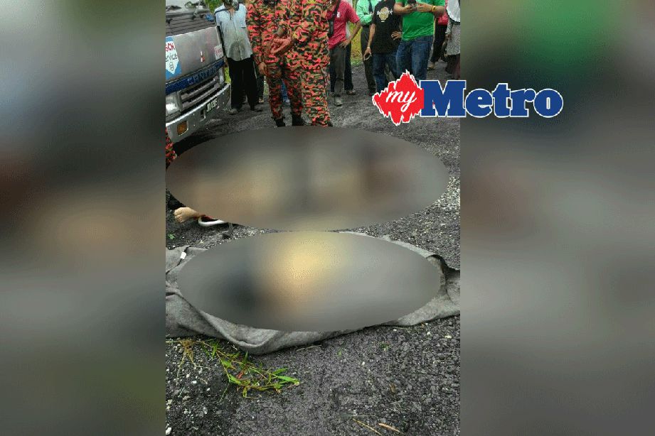 Dua beranak yang maut selepas kereta dinaiki mereka terbabas dan terjunam ke dalam parit di Jalan Rejosari, berhampiran Senggarang petang tadi. FOTO ihsan bomba