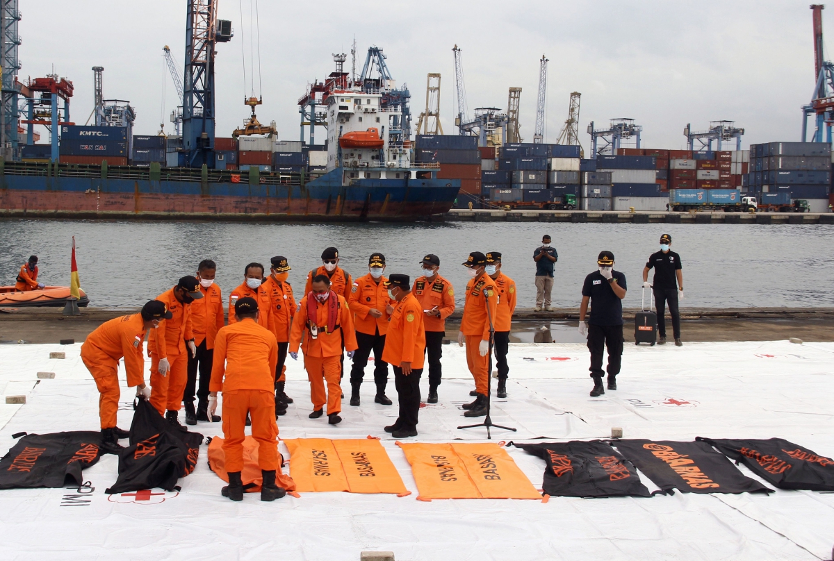 PENYELAMAT meletakkan beg mayat berisi mayat manusia yang ditemui dari lokasi nahas penerbangan Sriwijaya Air SJ182 di pelabuhan di Jakarta. FOTO AFP