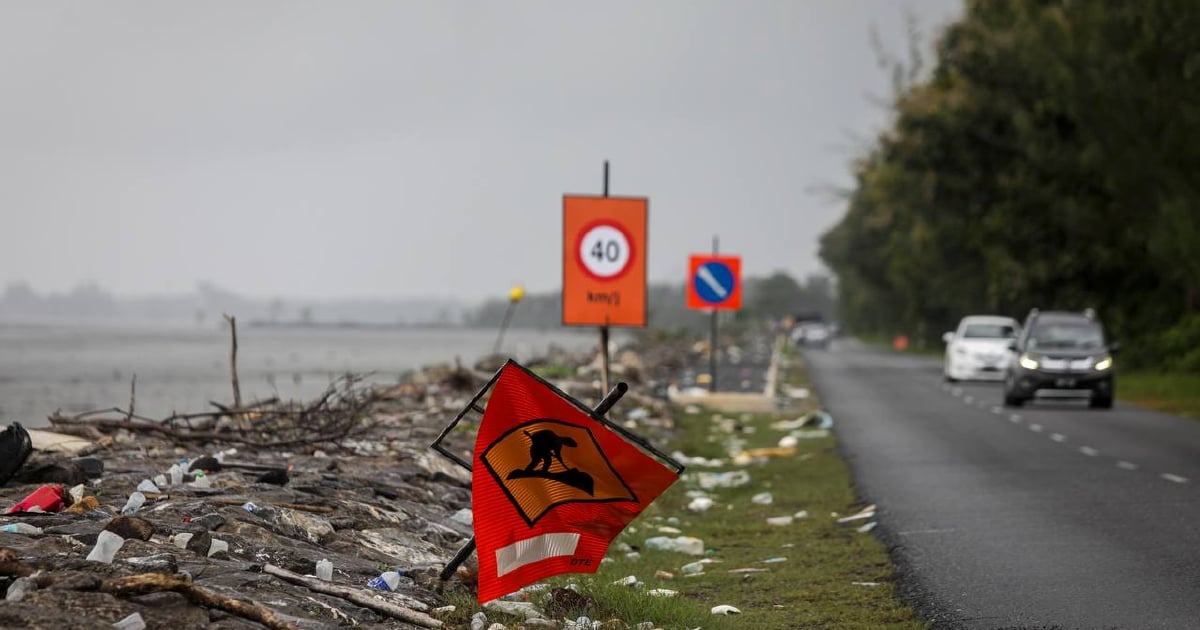 Banjir, air pasang hanyutkan sampah di laluan pesisir pantai Perlis