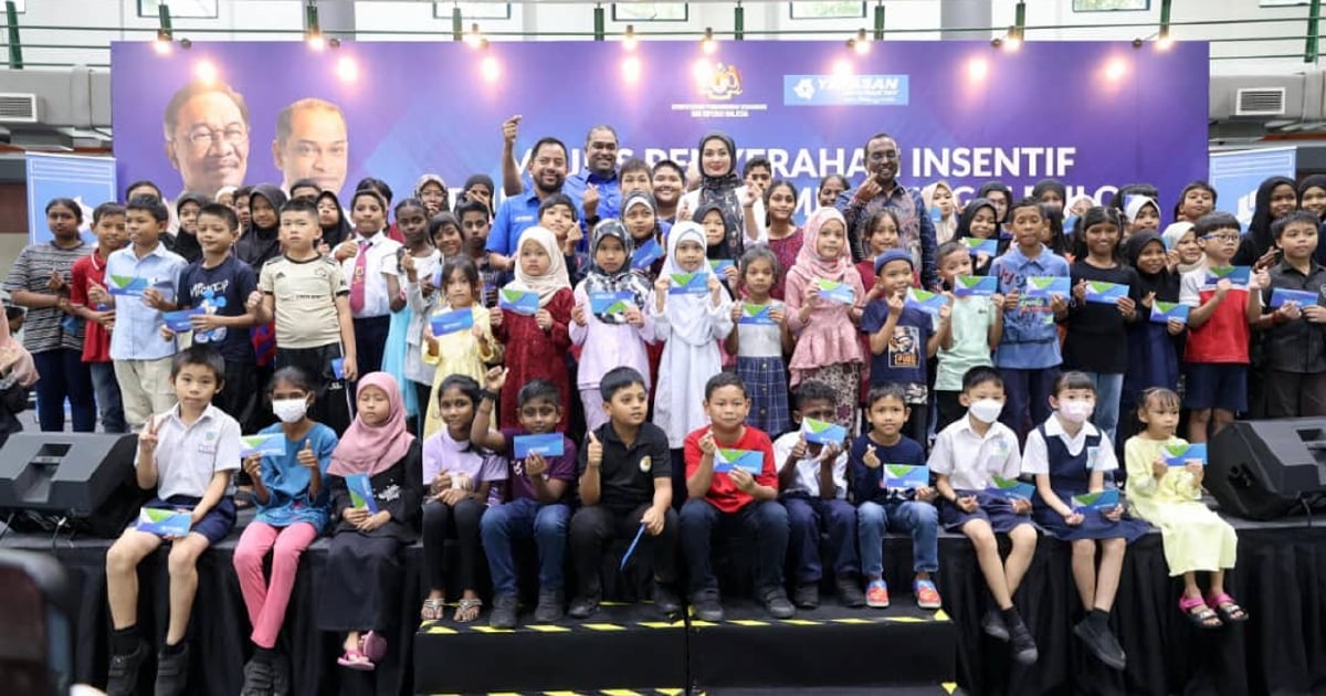 16 sekolah, 500 pelajar di Sungai Buloh terima bantuan Yayasan Bank Rakyat