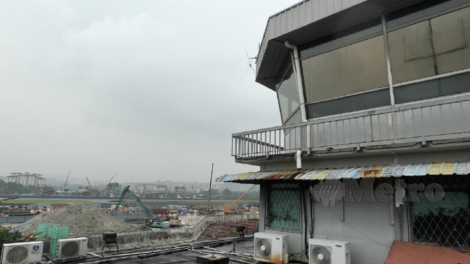 Pembinaan Projek Bandar Malaysia boleh dilihat dari menara kawalan PUKL Sungai Besi. Foto Amirudin Sahib