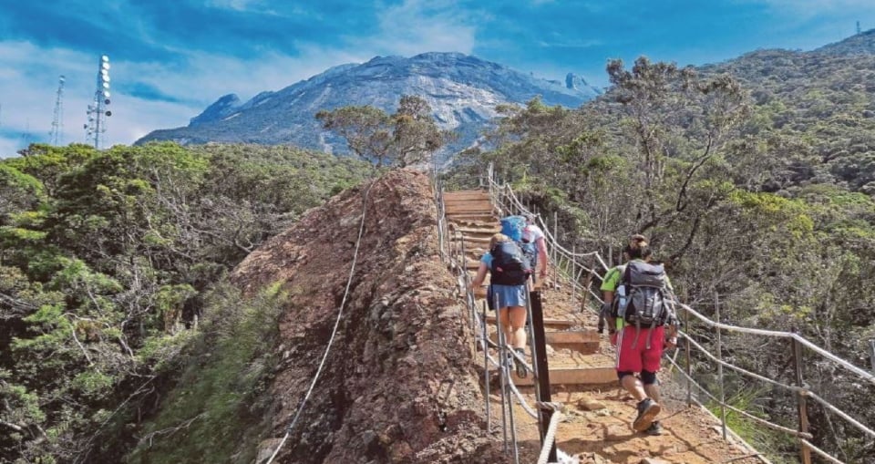 Tempahan bayaran mendaki  Gunung  Kinabalu secara dalam 