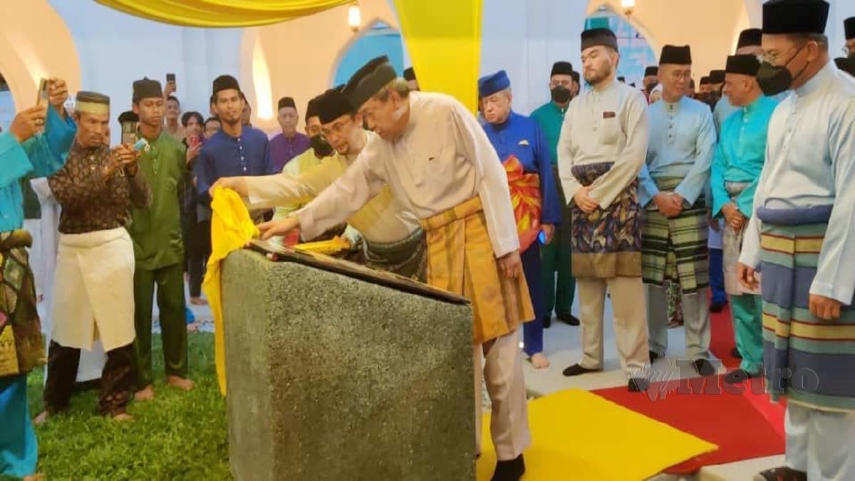 SULTAN Selangor, Sultan Sharafuddin Idris Shah berkenan menyempurnakan Majlis Perasmian Masjid Raja Lumu Pekan Kuala Selangor, hari ini. FOTO AMIRUL AIMAN HAMSUDDIN
