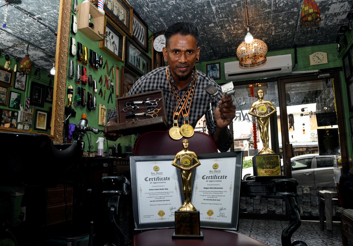 S Singgara menunjukkan dua Anugerah Asia yang dimenangi di Trichy, India iaitu Asia Outstanding Barber Award dan Asia Most Sustainable Salon Award pada 3 Disember lepas. FOTO BERNAMA