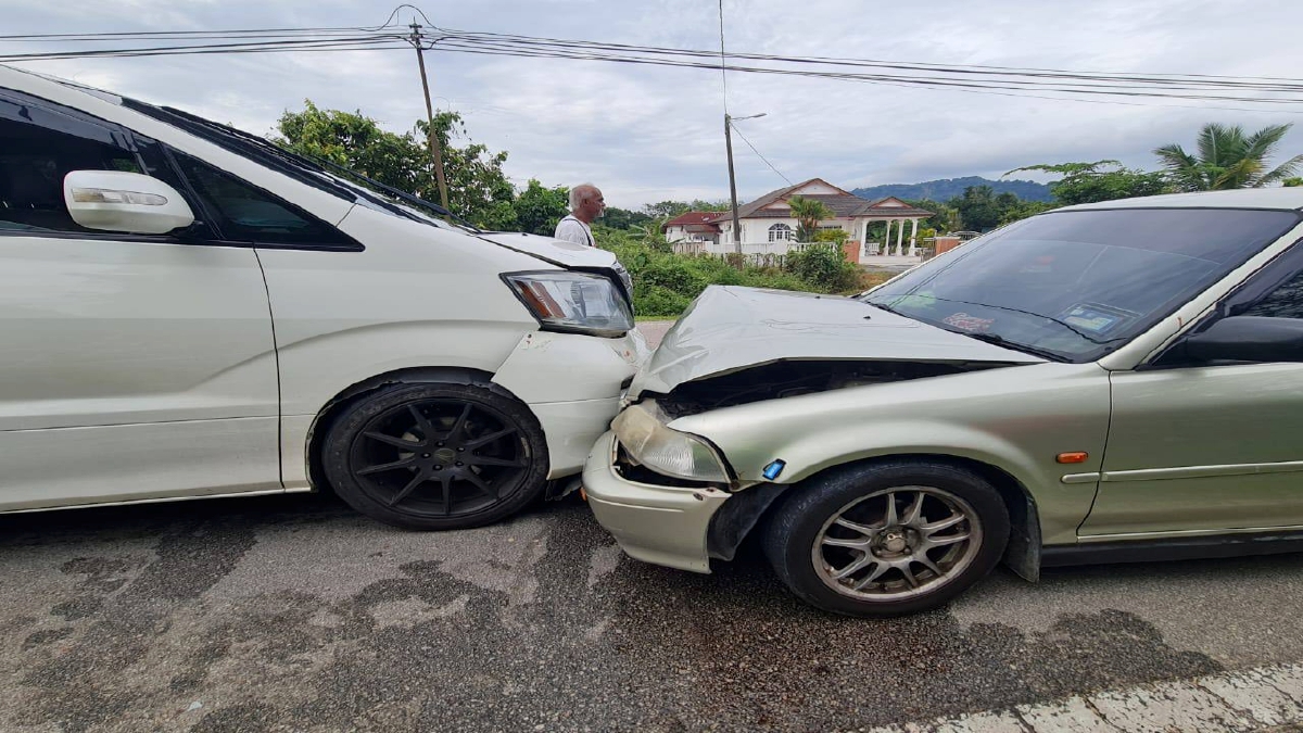 KEADAAN dua kenderaan yang terbabit dalam kemalangan di Jalan Labok - Banggol Judah, dekat Kampung Gendang Lima, petang semalam. FOTO Ihsan PDRM
