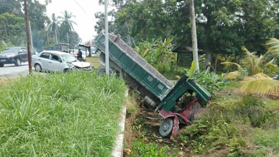 Lokasi kemalangan membabitkan empat kenderaan di Kilometer 32 Jalan Langkap-Kampar berhampiran simpang Klinik Desa Tanjung Keramat, Teluk Intan. Foto Ihsan JBPM 