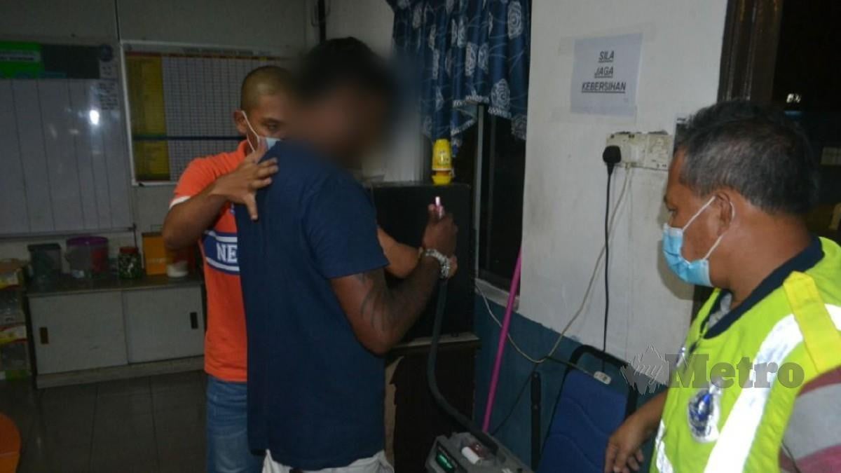Pemandu kereta menjalani ujian selepas dikesan memandu di bawah pengaruh alkohol di SJR hadapan Balai Polis Lukut, Port Dickson pagi hari ini. Foto Ihsan PDRM