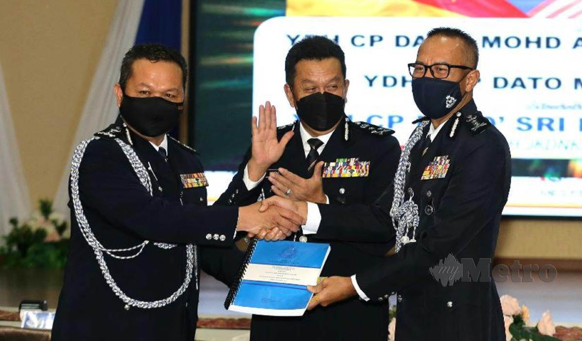 MAJLIS serah terima tugas Pesuruhjaya Polis Sarawak, Mohd Azman (kanan) disaksikan oleh Hazani (tengah) di bilik Mess Pegawai IPK Kuching. FOTO Nadim Bokhari