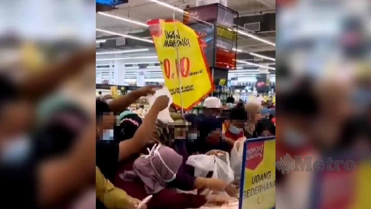 Gambar daripada rakaman video pelanggan pasar raya di Tunjong, Kota Bharu berebut ikan mabong murah yang tular di media sosial hari ini. Foto Ihsan Pembaca