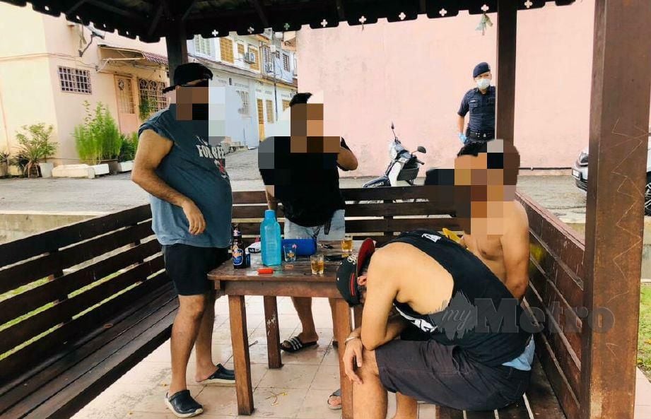 Empat lelaki berumur 30-an yang sedang duduk berbual sambal minum minuman keras ditahan polis kerana tidak mematuhi arahan Perintah Kawalan Pergerakan (PKP) 