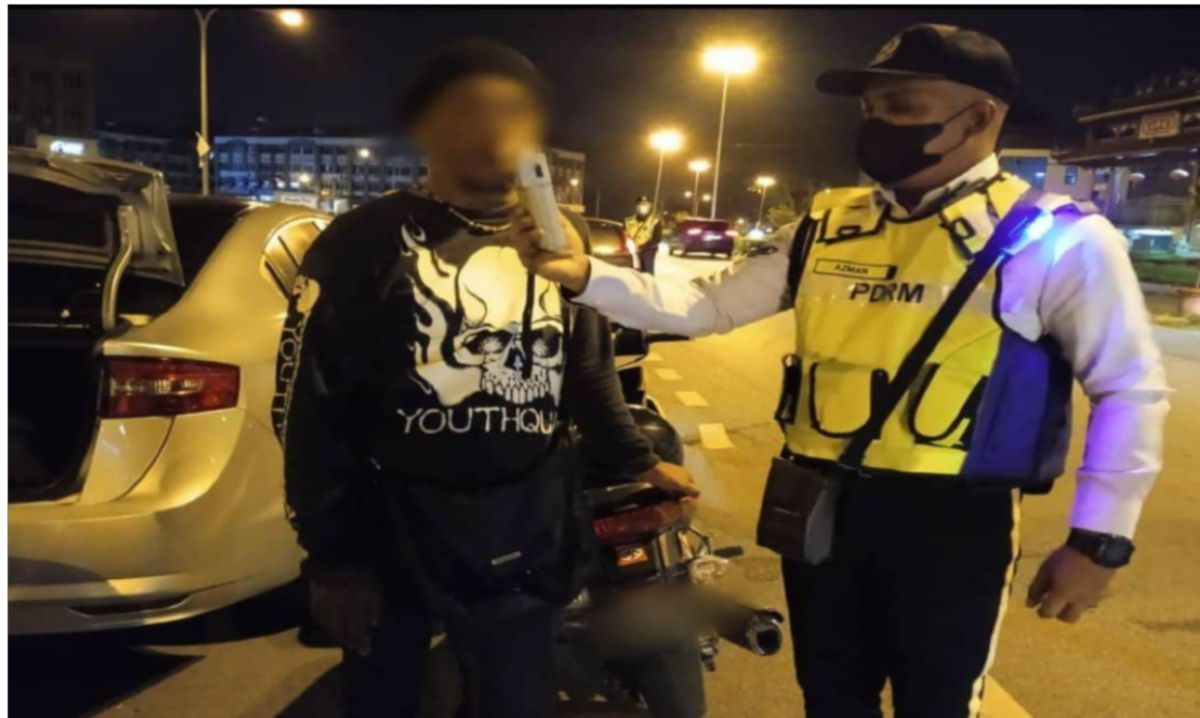 ANGGOTA polis memeriksa pemandu dalam Op Mabuk di Kuching malam tadi. FOTI Ihsan PDRM.