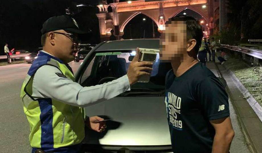 ANTARA pemandu kenderaan yang diperiksa polis dalam Op Alkohol dan Cegah Jenayah di beberapa lokasi sekatan jalan raya (SJR) sekitar daerah Petaling Jaya. FOTO Ihsan PDRM