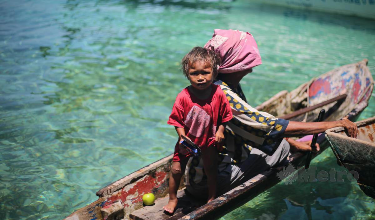 MASYARAKAT Bajau Laut atau Pala’u di Pulau Mabul masih tinggal di perahu dan tinggal secara nomad. FOTO Arkib NSTP
