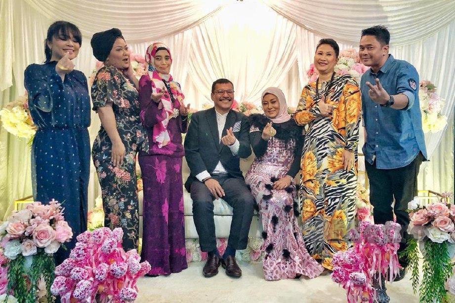 (Dari kiri) Baby Res2, Erin Res2, Mazleela, Sulaiman, Mac Ruhayu, Melati dan Amy Grand yang hadir pada majlis resepsi Mac Rahayu di hotel De Angsana, Johor Bahru.