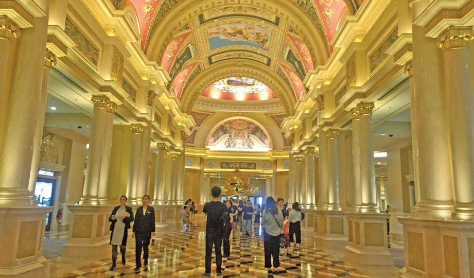 KEINDAHAN seni bina kasino jadi tarikan pelancong ke Macao.