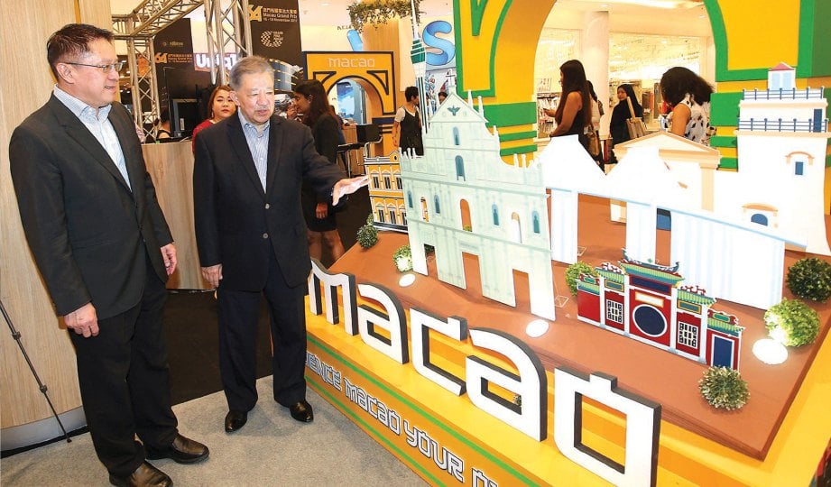 TUNKU Iskandar (kanan) menunjukkan replika bangunan di Macau yang sememangnya popular.