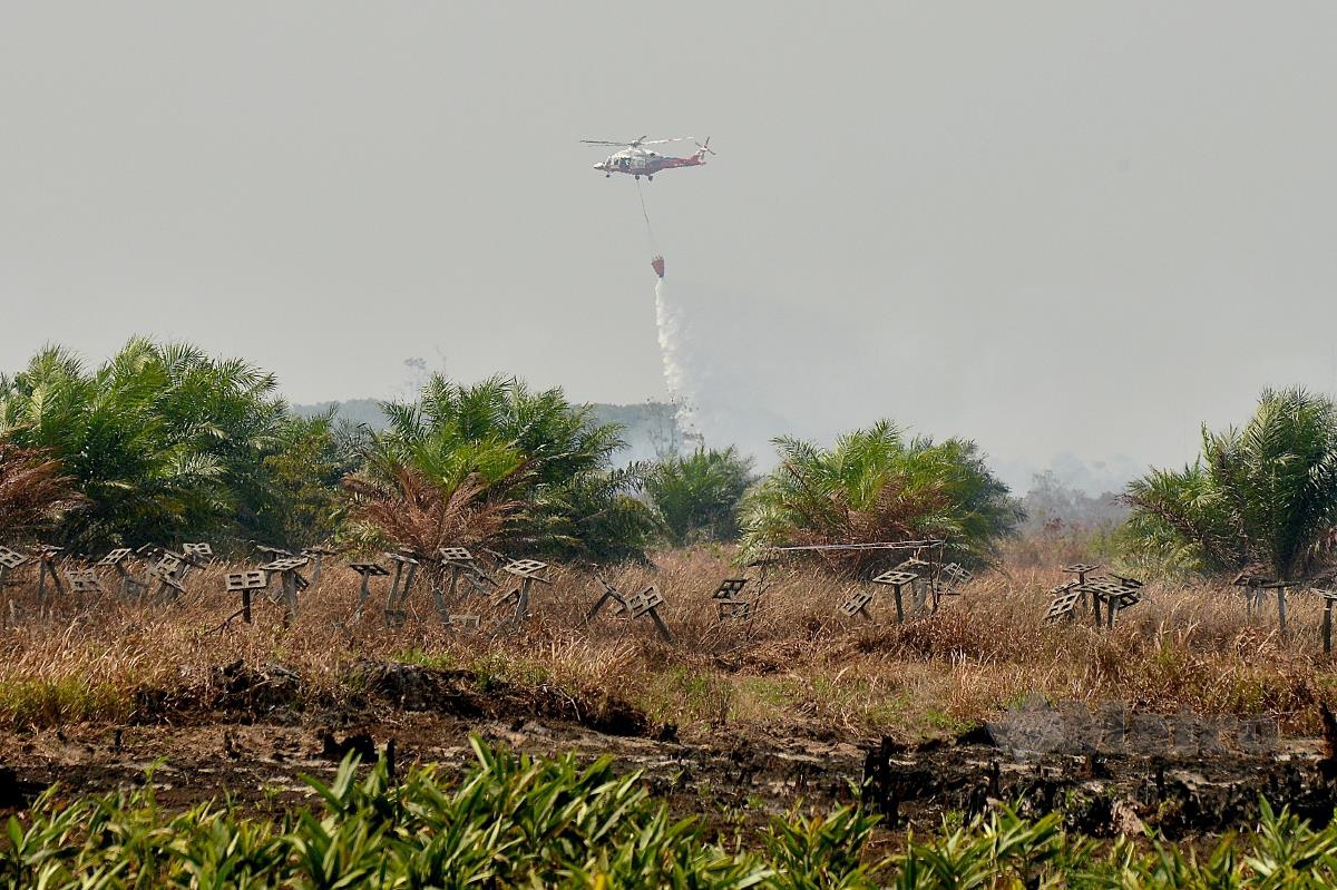 HELIKOPTER Jabatan Bomba dan Penyelamat Malaysia (JBPM) memadam kebakaran di Hutan Simpan Kuala Langat Selatan pada 4 Mac lalu. FOTO arkib NSTP