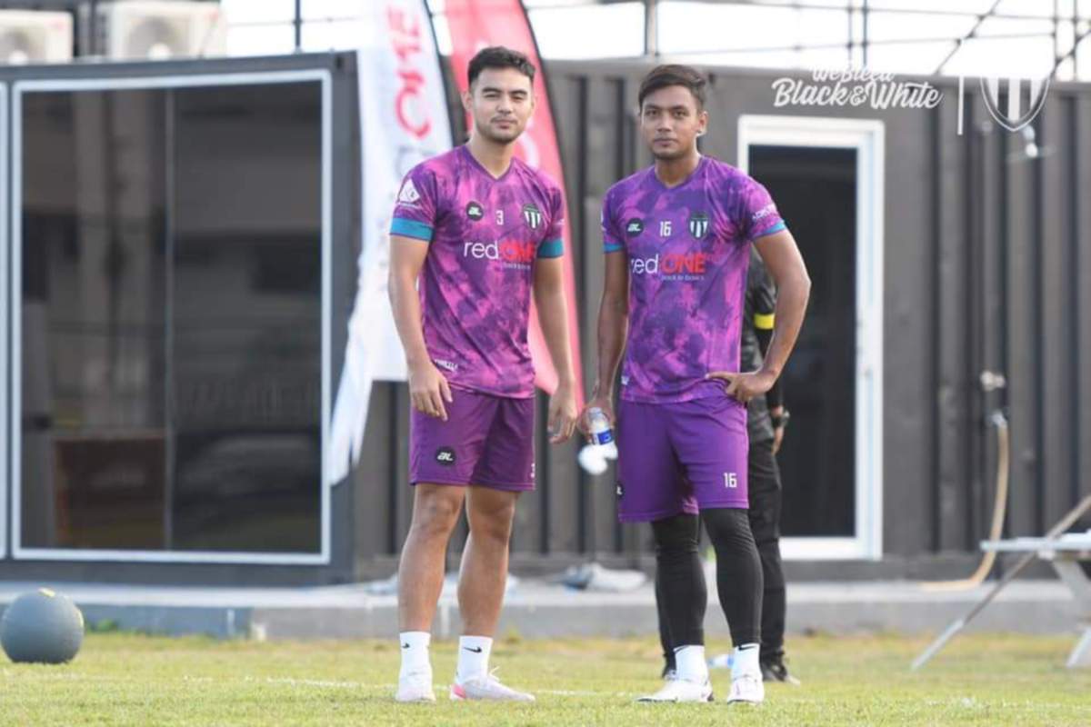 PERTAHANAN Terengganu FC, Muhammad Mohd Fauzi (kiri) akui kecewa selepas Piala AFC dibatalkan. FOTO TFC