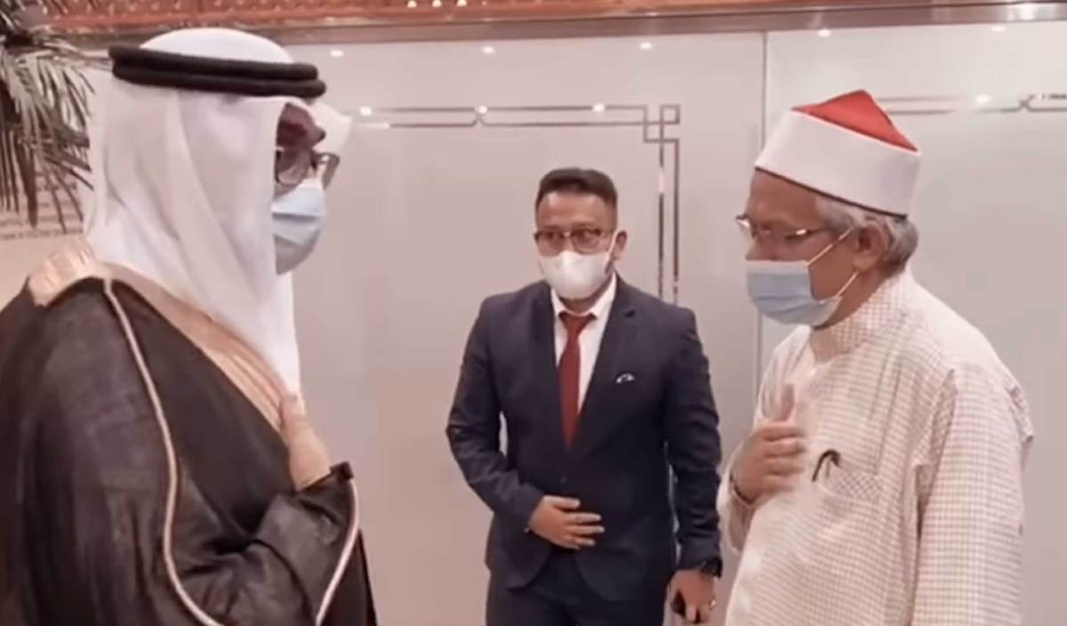 DR Zulkifli (kanan) disambut wakil Perhubungan Antarabangsa MWL Mohammed bin Said Al-Majdouie. FOTO Facebook Datuk Dr. Zulkifli Mohamad al-Bakri﻿