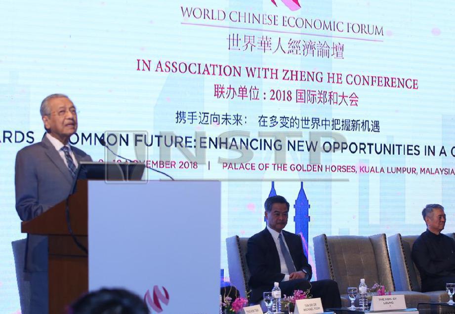Dr Mahathir menyampaikan ucaptama pada Forum Ekonomi China Sedunia. FOTO Mohd Yusni Ariffin 