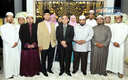 WAN Alias (berdiri depan lima dari kiri) bergambar bersama barisan tenaga pengajar program Madrasah AlHijrah musim ketiga.