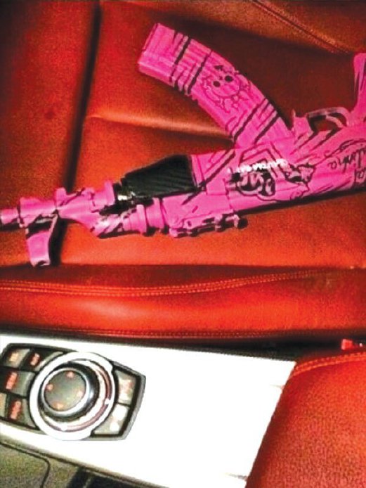 RIFEL AK-47 merah jambu yang ditempah khas.