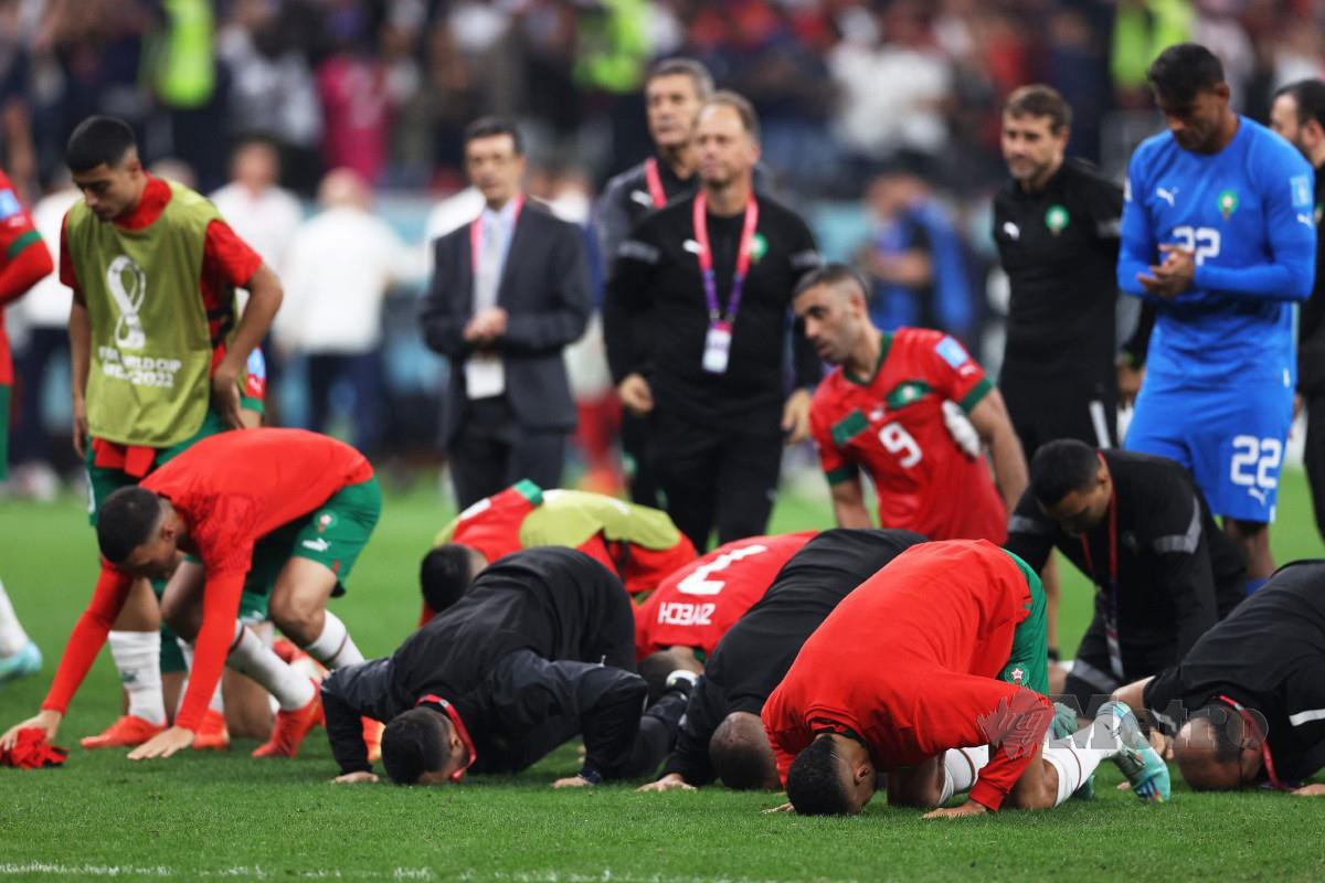 BARISAN pemain Maghribi sujud syukur selepas aksi separuh akhir bertemu Perancis. FOTO AFP