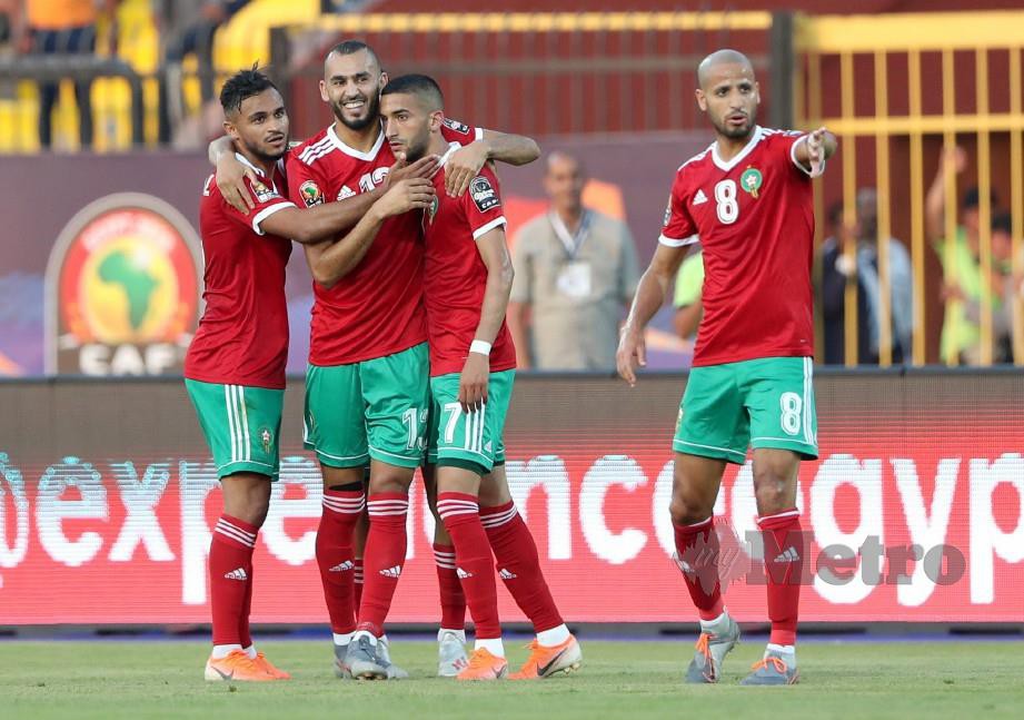 PEMAIN Maghribi, Khalid Boutaib (dua kiri), Ziyech (dua kanan) dan rakan sepasukannya meraikan gol sendiri Keimuine. — FOTO Reuters