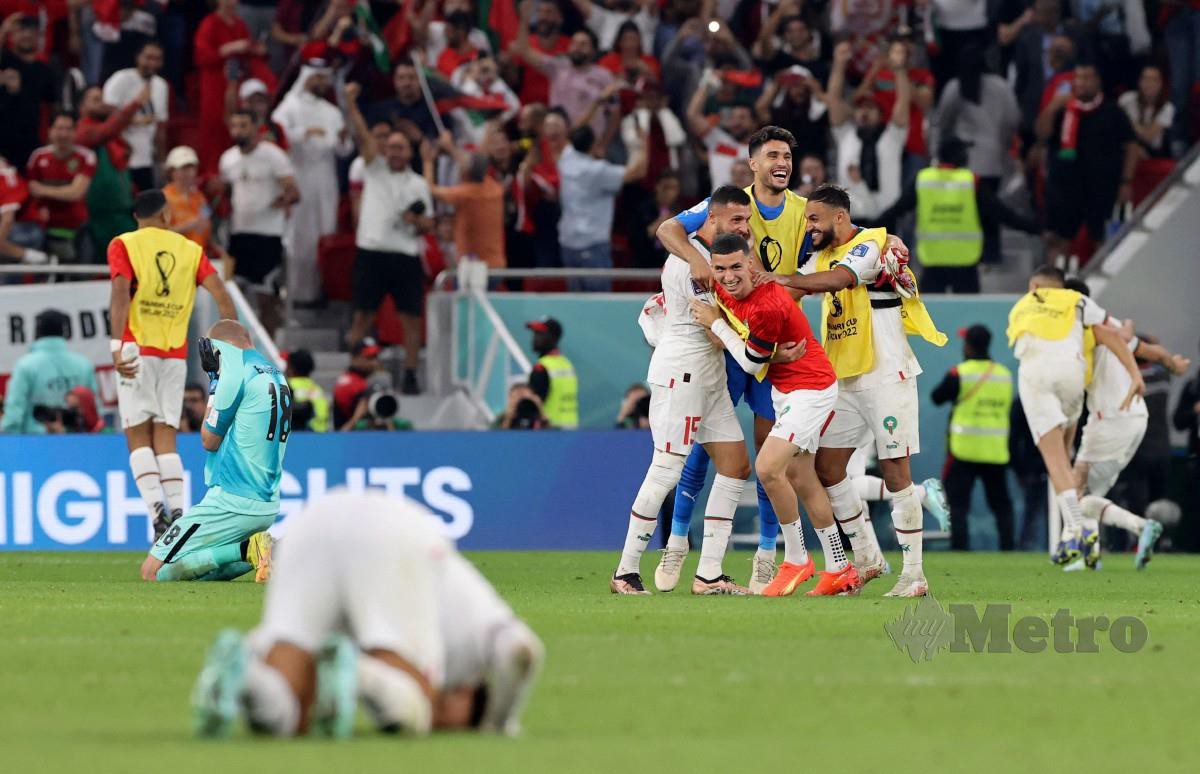 BARISAN pemain Maghribi meraikan kejayaan mereka. FOTO Reuters