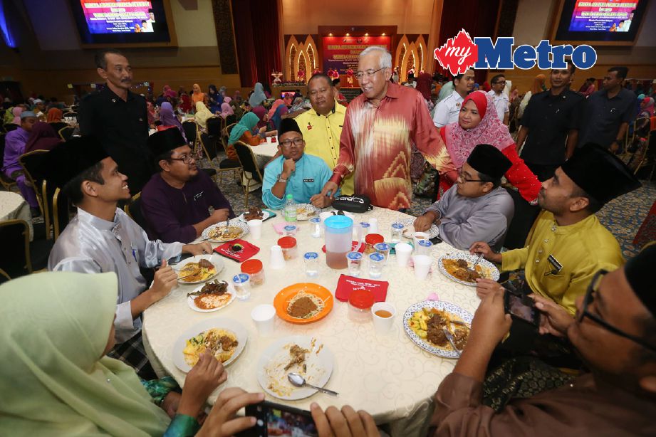 Mahdzir  beramah mesra dengan orang ramai pada Majlis Bicara Aidilfitri Warga Pendidik bersama Wanita UMNO Johor di Dewan Tunku Ismail, UTHM, Batu Pahat. FOTO Syarafiq Abd Samad