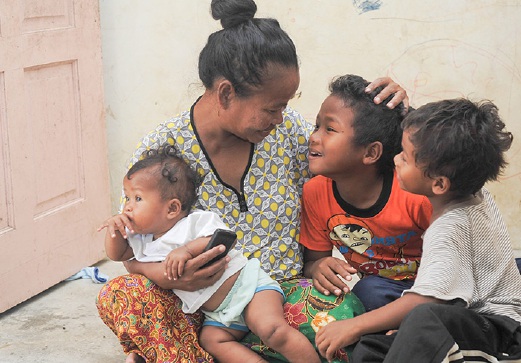 MOLI Kubing, 28, dan anak-anaknya bermain di rumah baru mereka.