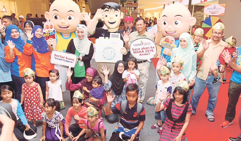 AHMAD Shabery bersama pengunjung  pada program Jelajah MAHA 2016 di Putrajaya.