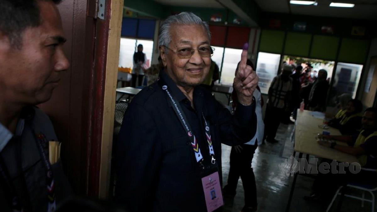 DR Mahathir menunjukkan jarinya selepas selesai mengundi di SK Titi Gajah. FOTO Noorazura Abdul Rahman.